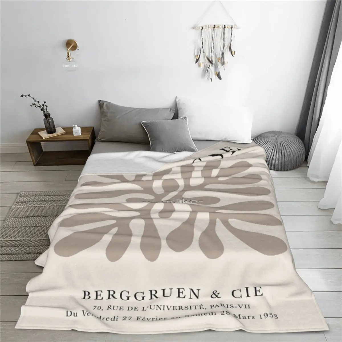 Бумажное покрывало с бежевыми цветами декоративное для кровати бежевого цвета