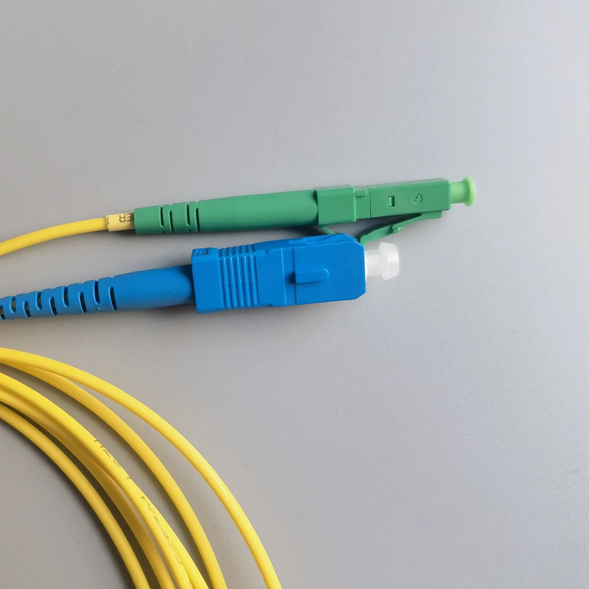 Оптический патч-корд Кабель 3M LC/APC-SC/UPC 2 0 мм для использования в помещении FTTH G657A1