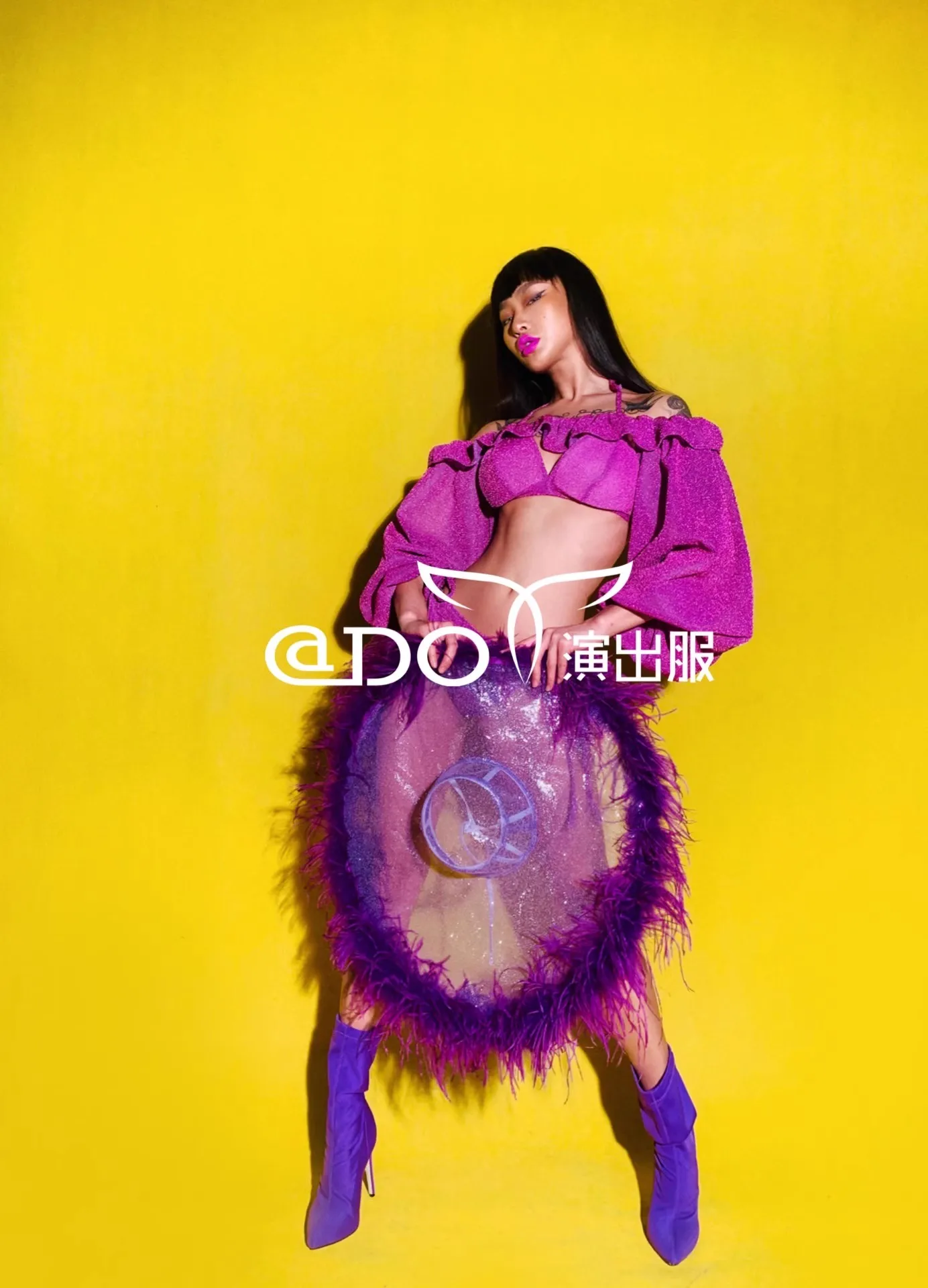 Большая увеличенная фиолетовая шляпа с перьями бикини рукавами-пузырями одежда