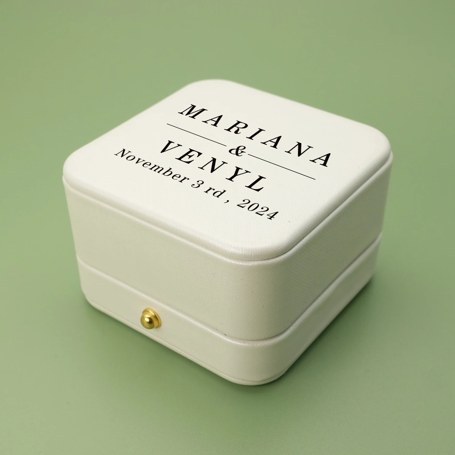 

Коробка для обручальных колец из кожи с именами и датой