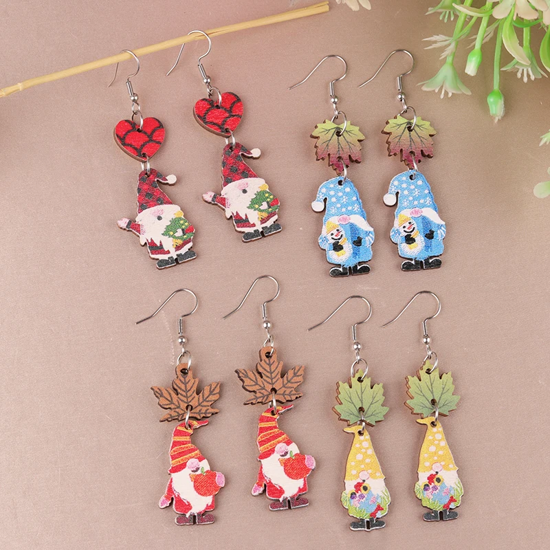 Серьги-подвески женские деревянные в виде кленового листа