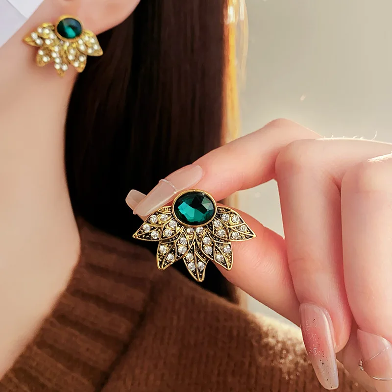 Женская драпировка бриллианты в средневековом стиле