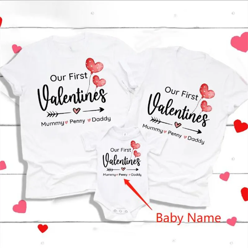

Персонализированная семейная Одинаковая одежда для первого дня святого Валентина, детская одежда, индивидуальное имя ребенка, боди для младенцев, футболка для папы и мамы, Топ
