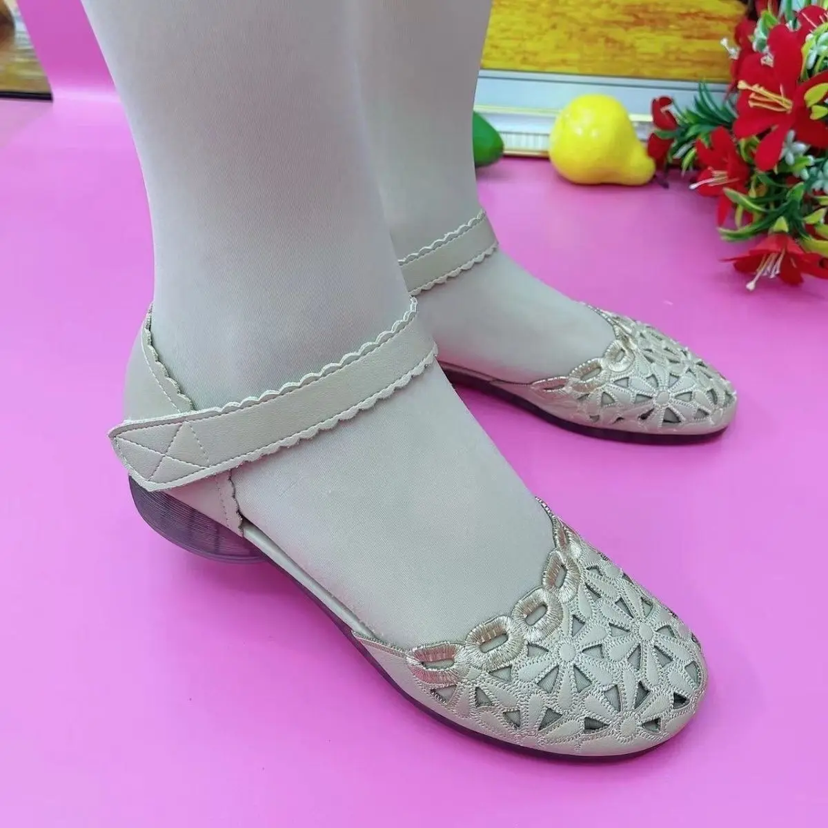 Mom Hollowed Mary Janes Shoes Low Heels Summer Strap Hook & Loop Sandalias Round Toe Leather Flower Flats Mom Cut-outs Shoes