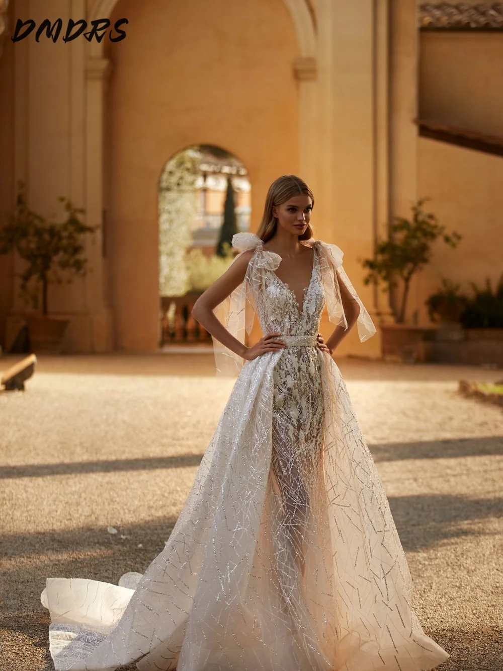 Сексуальное свадебное платье с глубоким V-образным вырезом модель 2025 года