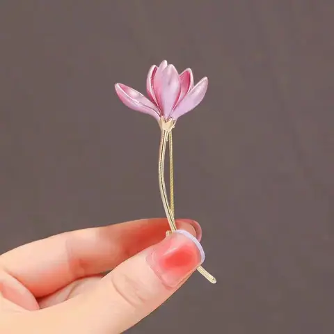 Розовая металлическая брошь лотос