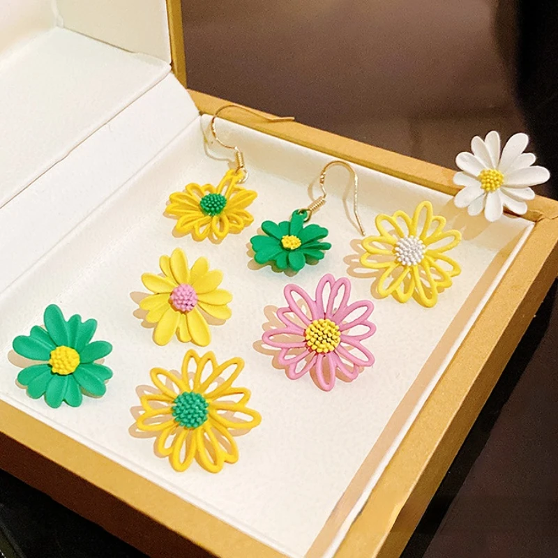 

VSnow Temperament Asymmetric Hollow Out Little Daisy Dangle Earings for Women Trendy Flower Metal Earings Jewellery Pendientes