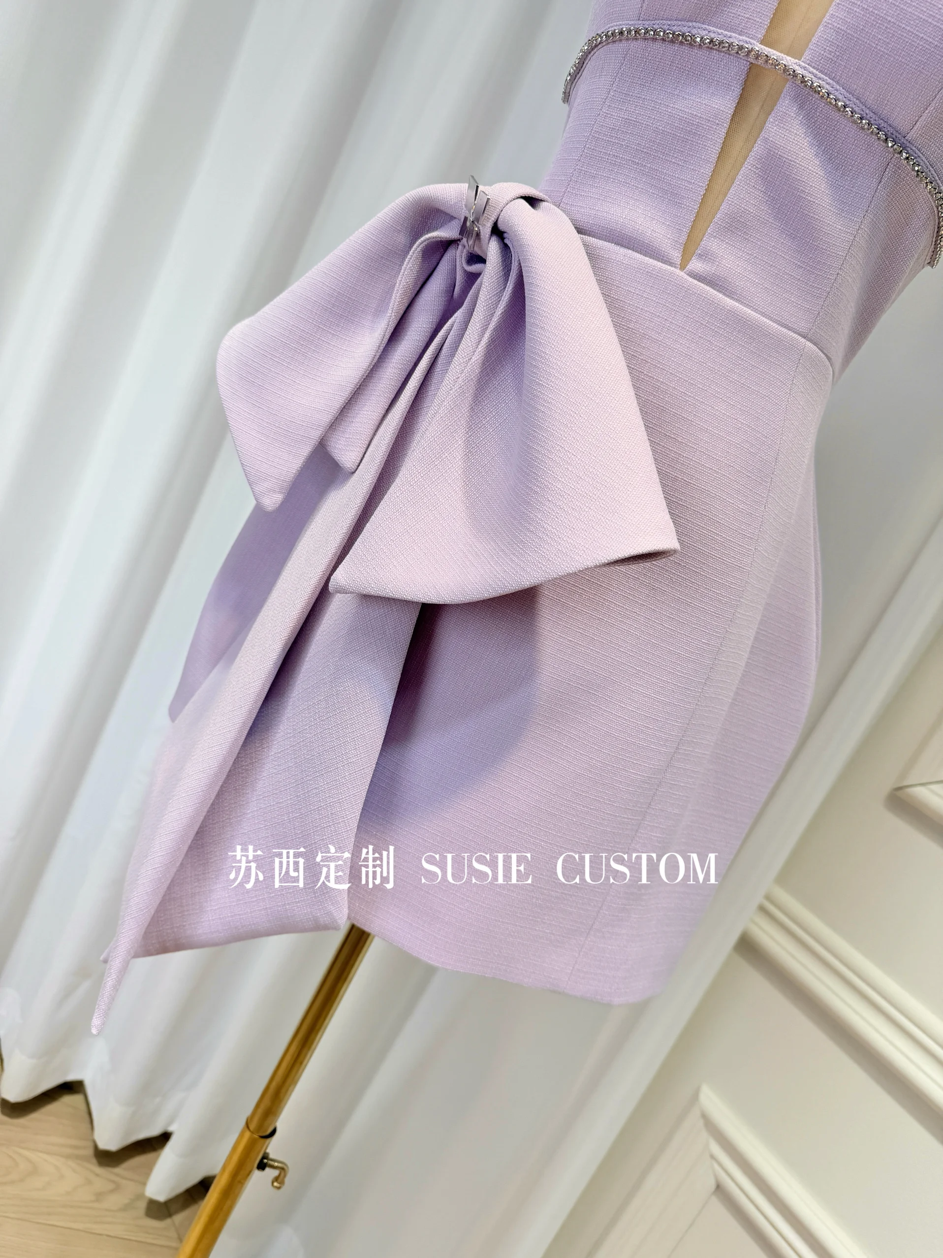 Французское элегантное светское сетчатое платье со стразами и v-образным вырезом