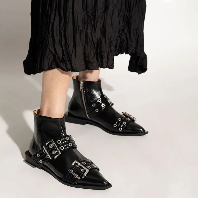 Женские ботинки с заостренными заклепками и пряжками для ремня короткие на