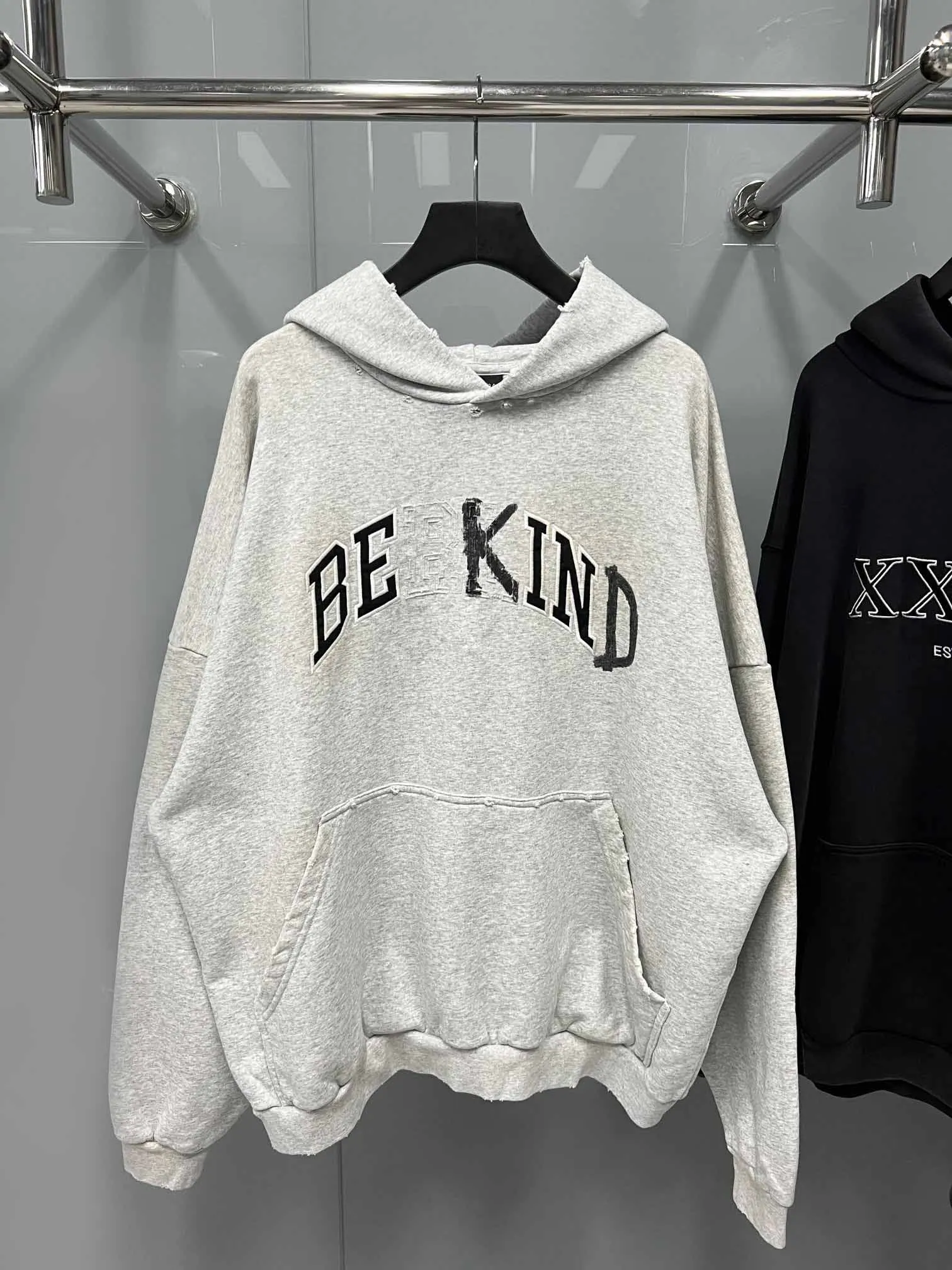 

Толстовка мужская с капюшоном и вышивкой логотипа «BE KIND»