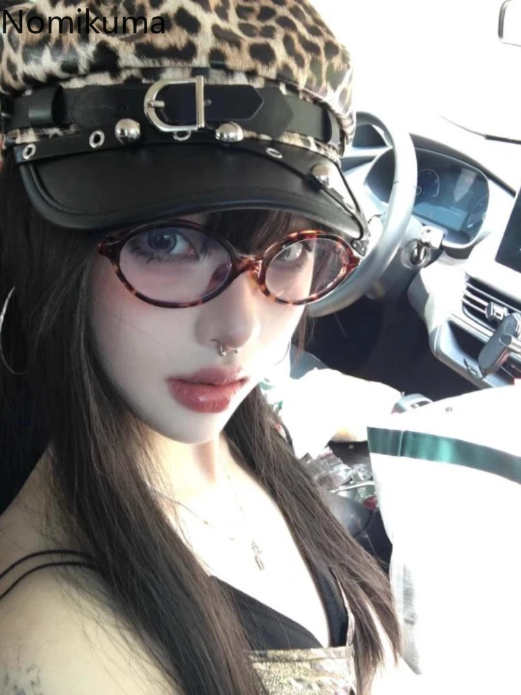 Модные восьмиугольные шапки с леопардовым принтом и заклепками пряжкой в стиле