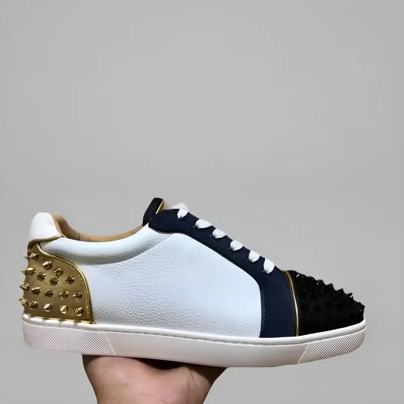 Роскошные мужские кроссовки с низким берцем и красной подошвой белые из