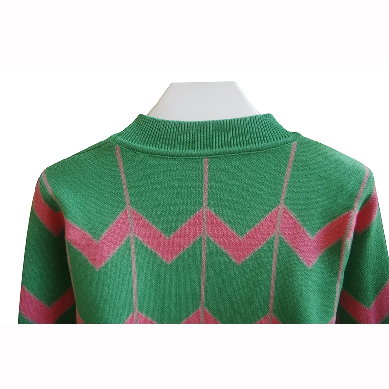 Женский трикотажный пуловер с вышивкой и блестками круглым вырезом