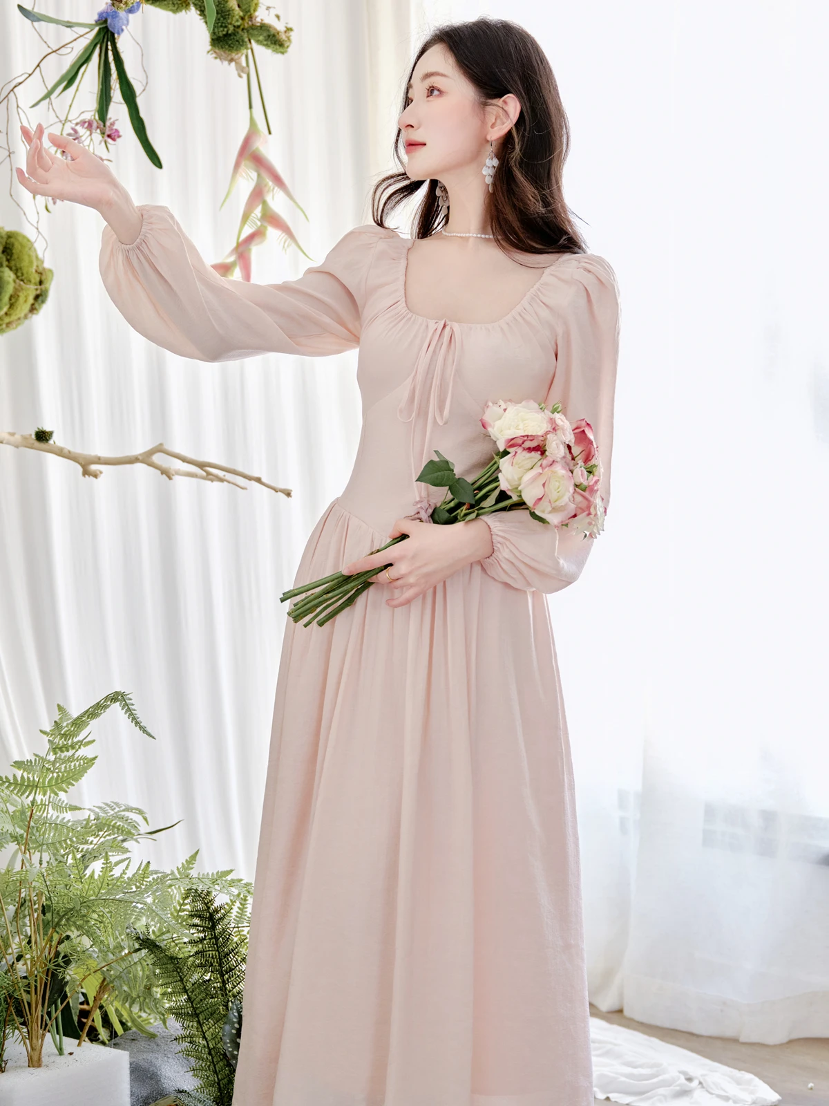 Милое розовое платье с французским вырезом нежный ветер осень 2024 новое длинное