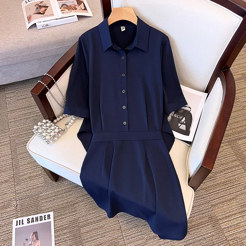 

Женское платье-рубашка средней длины с отложным воротником и коротким рукавом