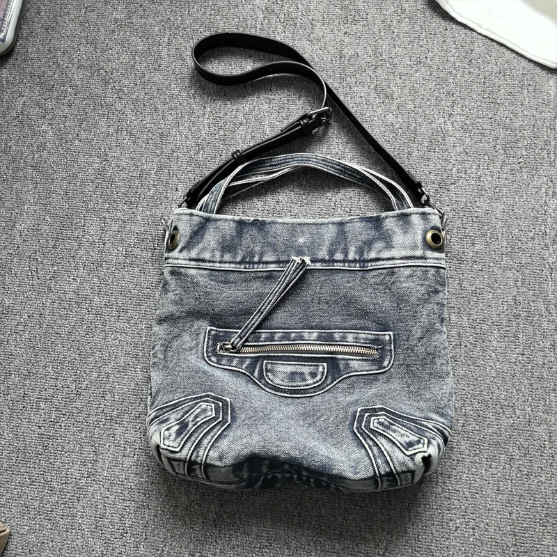 Женская джинсовая сумка через плечо из потертого денима