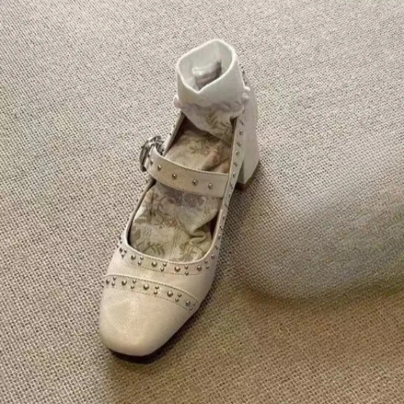 Новинка осени женские модные туфли с квадратным носком заклепками и