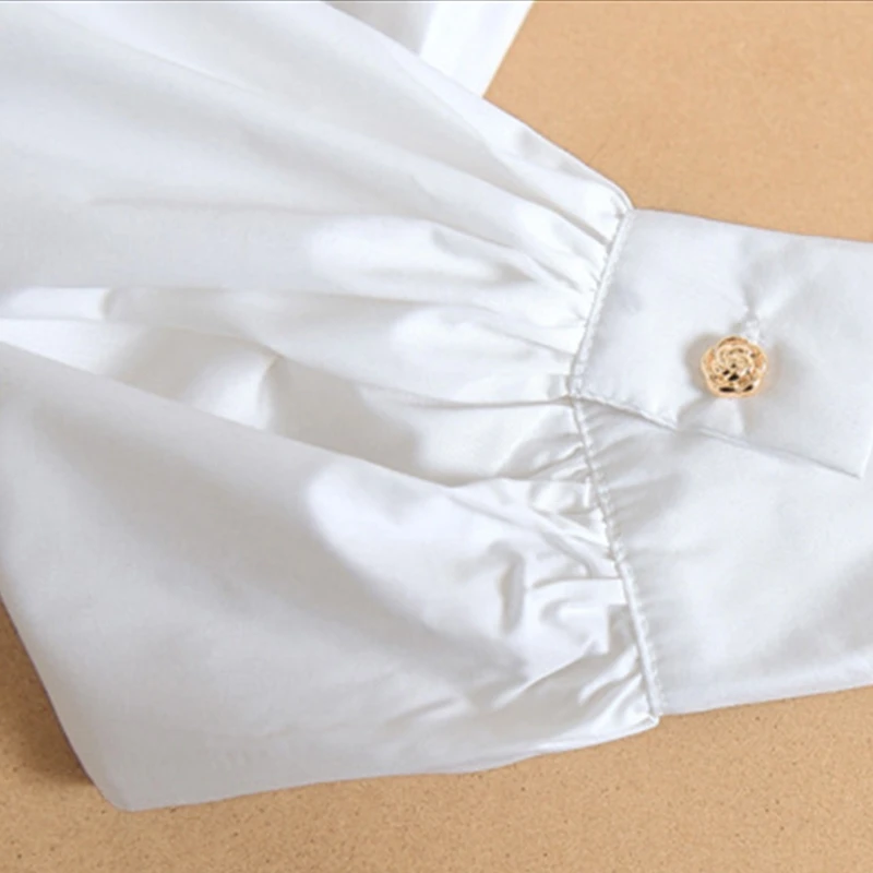 Женская блузка с пышными длинными рукавами и оборками по краям, с золотыми пуговицами, с ложным воротником