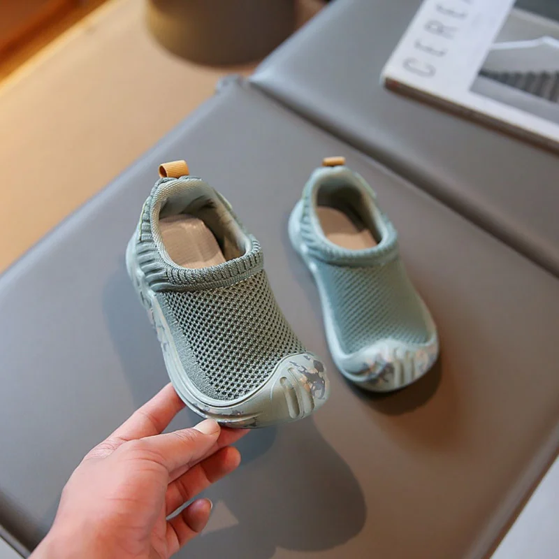 Кроссовки детские из дышащей сетчатой ткани на мягкой подошве