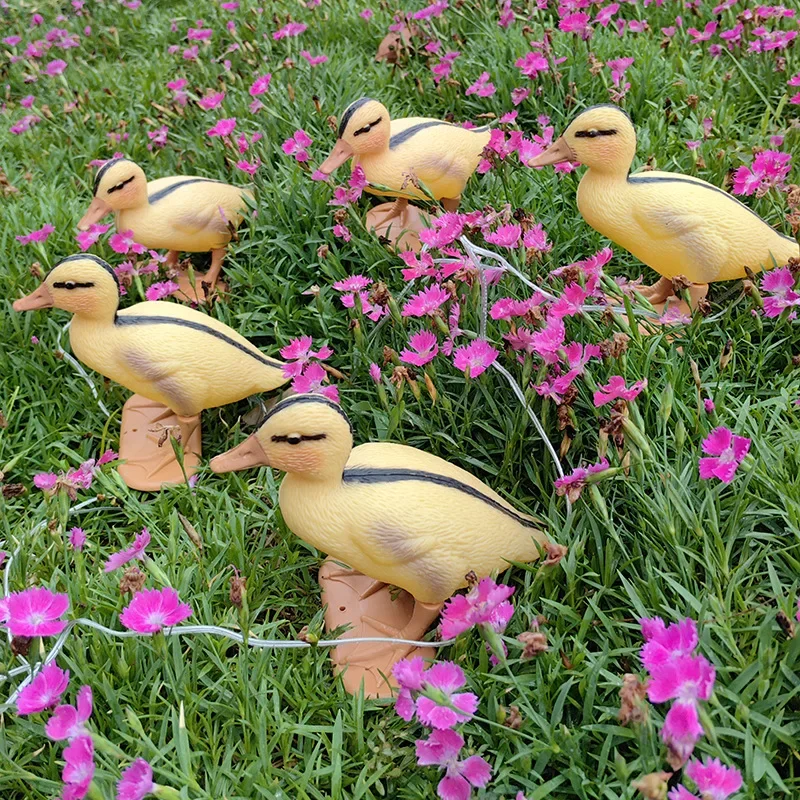 Маленькая желтая утка с одним сопротивлением пять солнечных утенков уличная