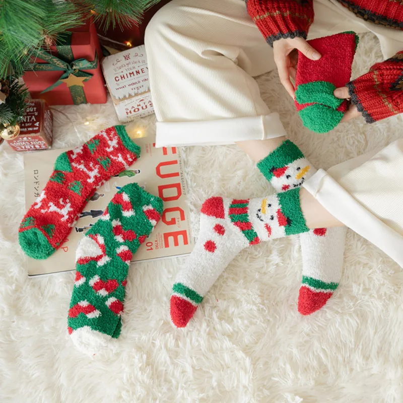 

Рождественские женские носки, носки для пола из кораллового флиса с Санта-Клаусом, снеговиком, красочные милые носки до середины икры, милые...