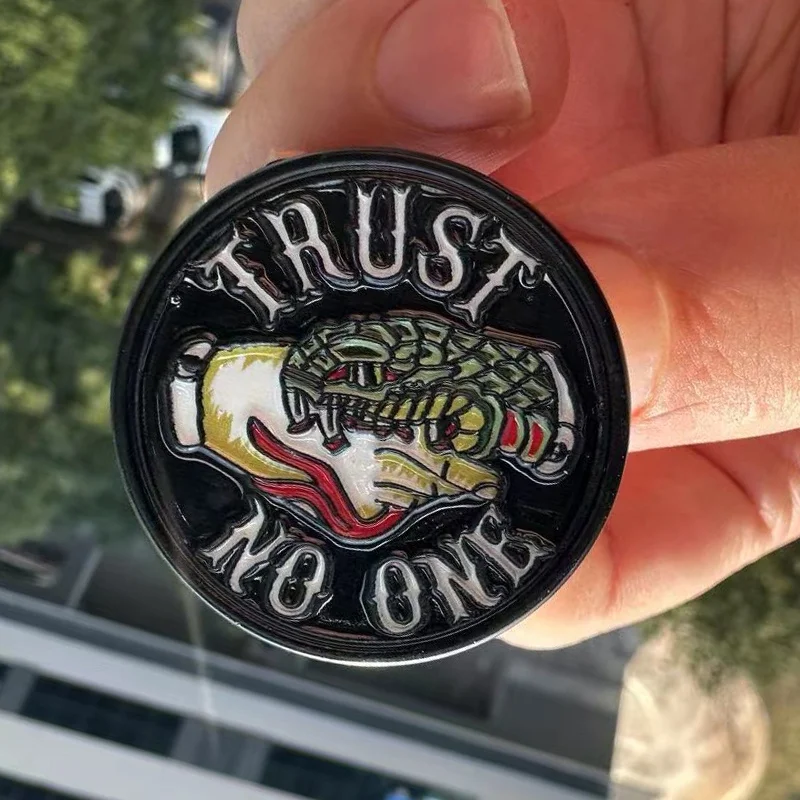 Брошь «Trust No One» с философической цитатой, значок «Укус крокодила», сумка для одежды, аксессуары, подарок для студента (art.: 3920cbb0a7925) - 3920cbb0a7925