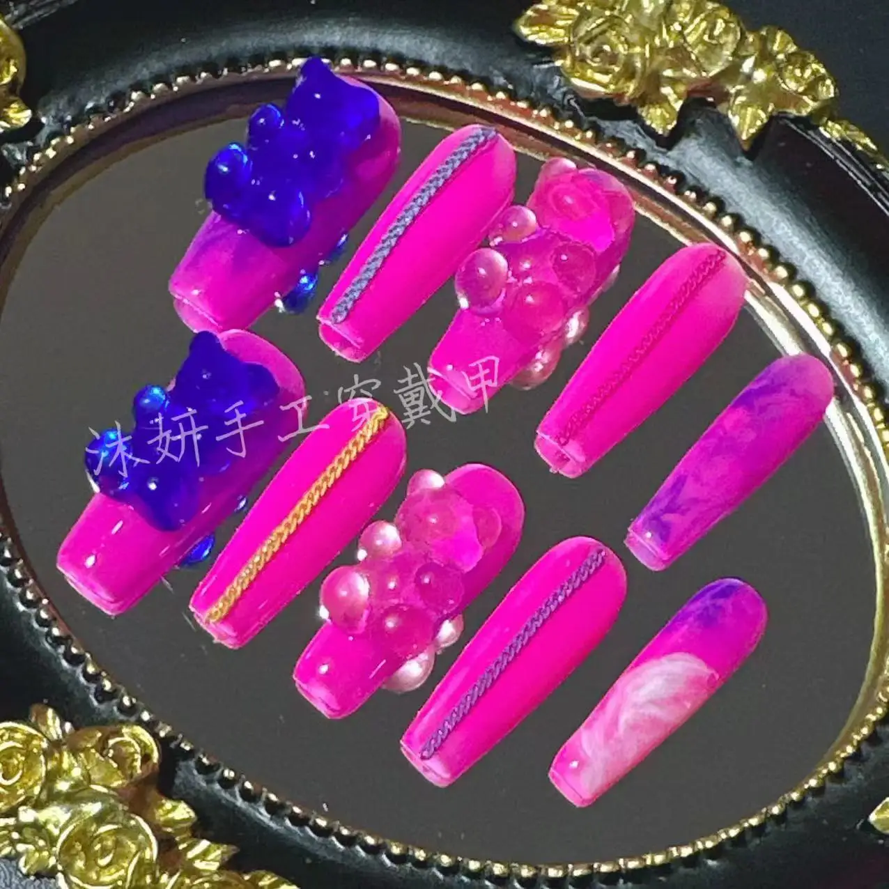 Фото Накладные ногти Y2K Dopamine Hot Pink 3D Gummy Bear ручной работы, длинные трапециевидные накладные ногти с декором в виде желейных мишек и металлической цепочкой, многоразовые №1