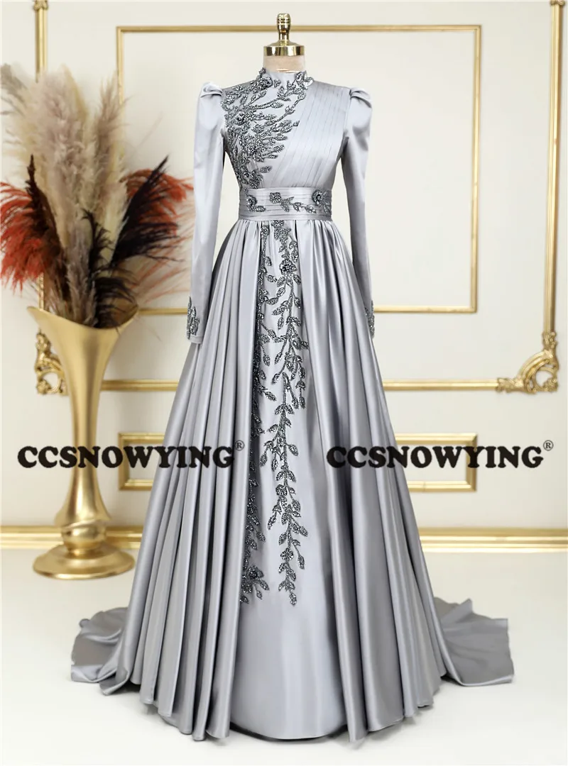 Серебряное атласное платье с аппликацией на шее мусульманское вечернее длинным