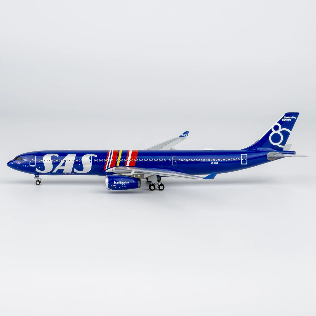 Фото Коллекционная модель самолета NG Models 1:400 SAS Scandinavian Airlines Airbus A330-300 из сплава, литая под давлением, LN-RKR, 62088 №4