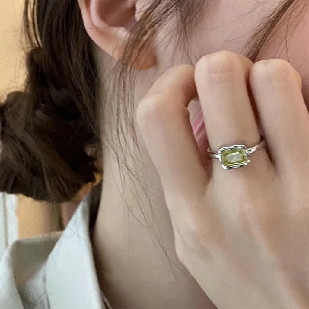 

Niche design green grape square diamond ring