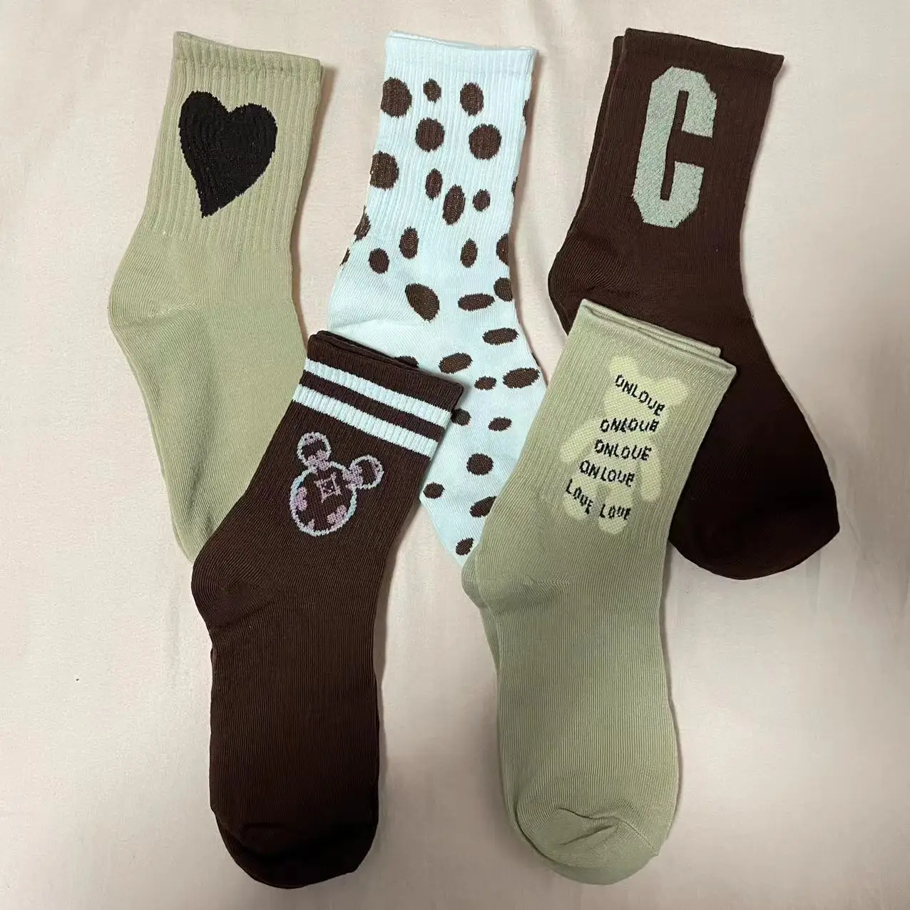 Fashion New 2023 Cute Letter Cartoon Socks for Women Trend Kawai Cartoon Bear Brown Black White Girls Socks