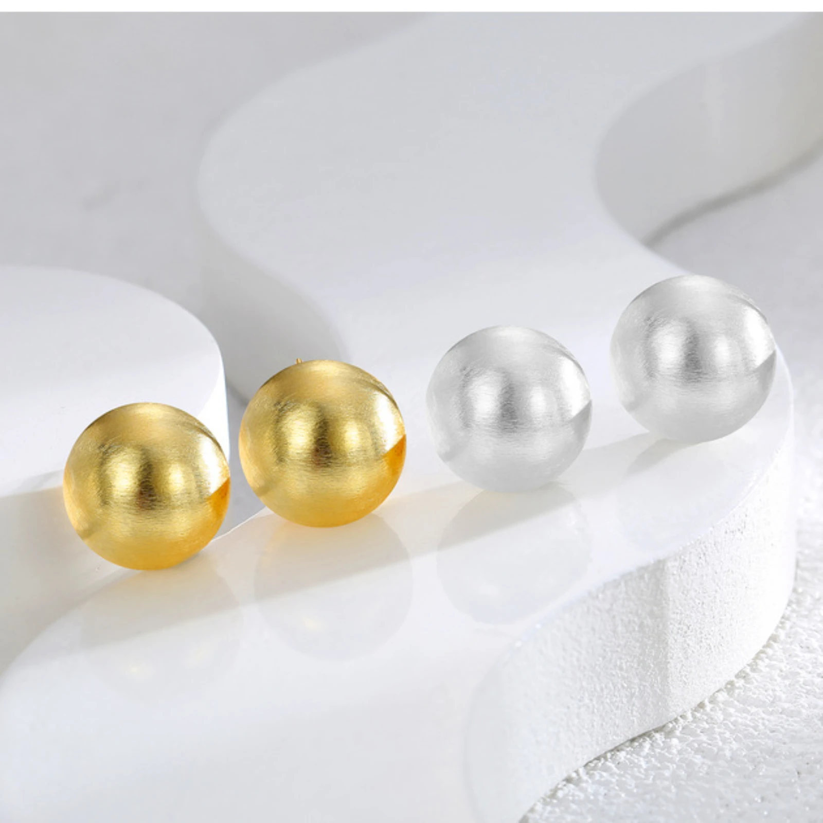 

Frosted Ball Stud Earrings