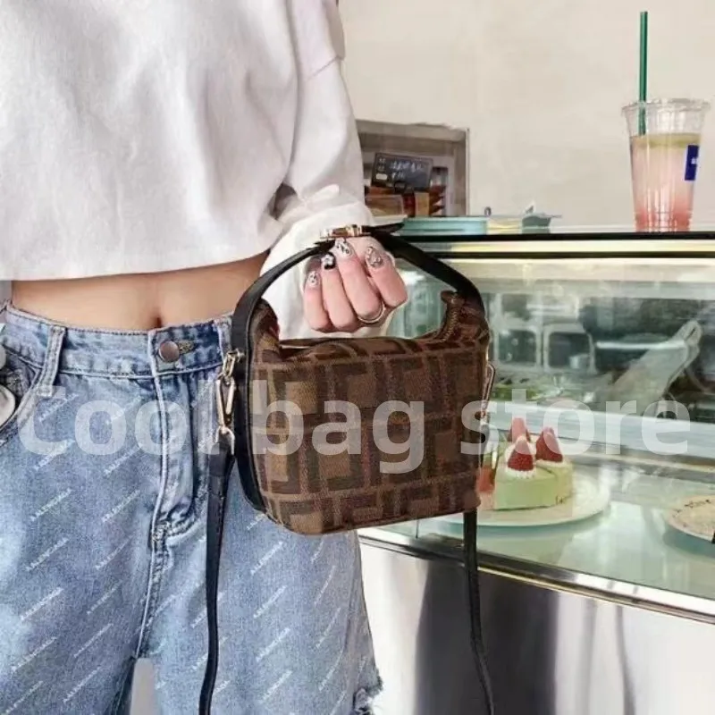 

2023 Women Canvas Messenger Bag Top Quality Outdoor Crossbody Bag Shoulder Bag Luxury Handbags Women Bags Designer