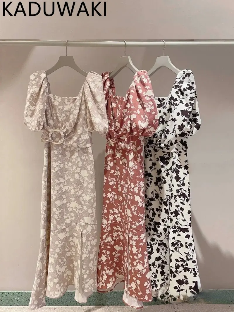 

Женское приталенное платье с рукавами-фонариками, с разрезом