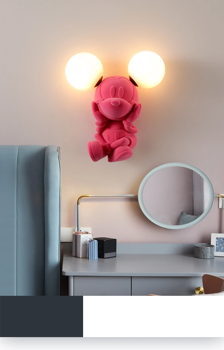 Детская комната девочка теплая спальня прикроватная настенная лампа мультяшная