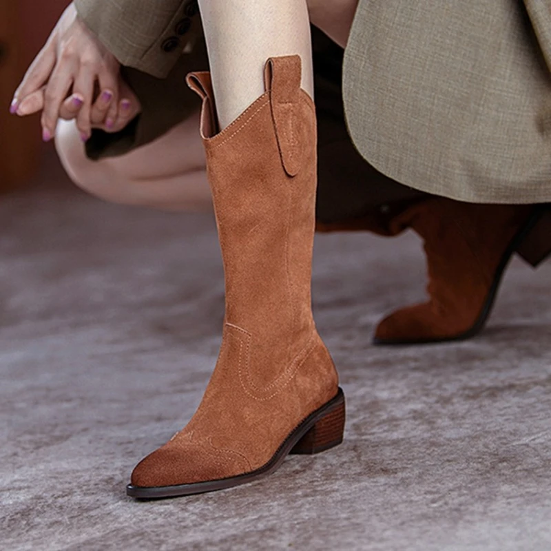 

Женские замшевые ботинки с острым носком, на массивном каблуке