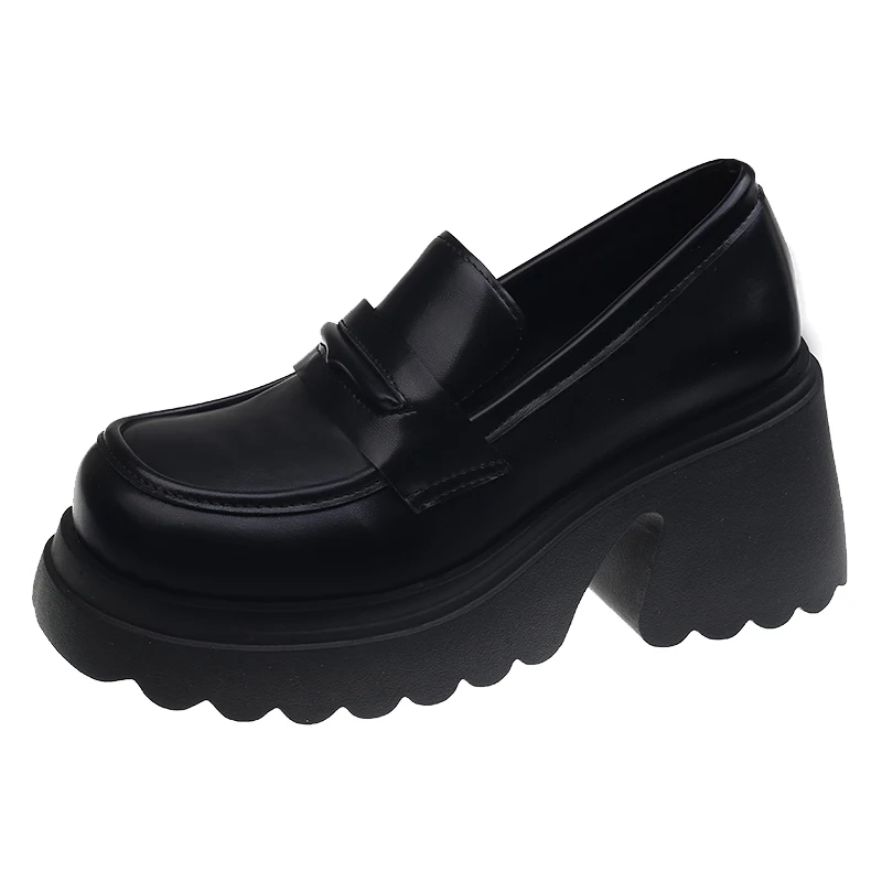 Черные маленькие кожаные туфли на высоком каблуке. Женские весенне-осенние