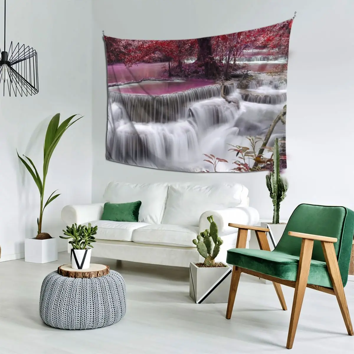 Водопад водой повышает красоту природы и розовые листья деревьев Гобелен