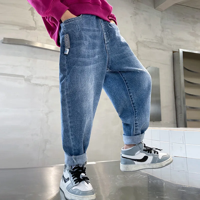 

Осенние новые джинсы для мальчиков, однотонные свободные брюки, модные демисезонные джинсы для мальчиков, повседневный стиль, красивая дет...