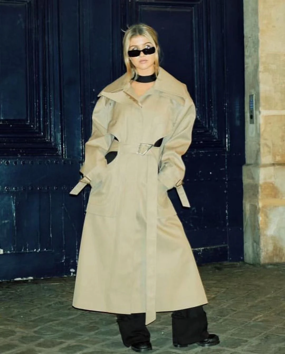

2022 Spring New Hollow Out Backless Padded Shoulder Women High Street Fashion Long Trench Coat with Belt