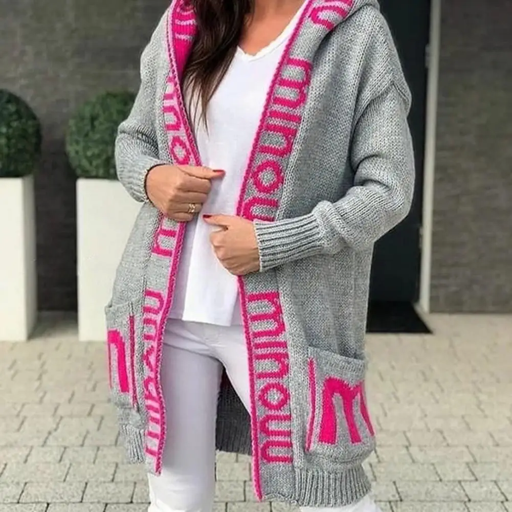 

Свободный вязаный кардиган средней длины с длинными рукавами и большими карманами