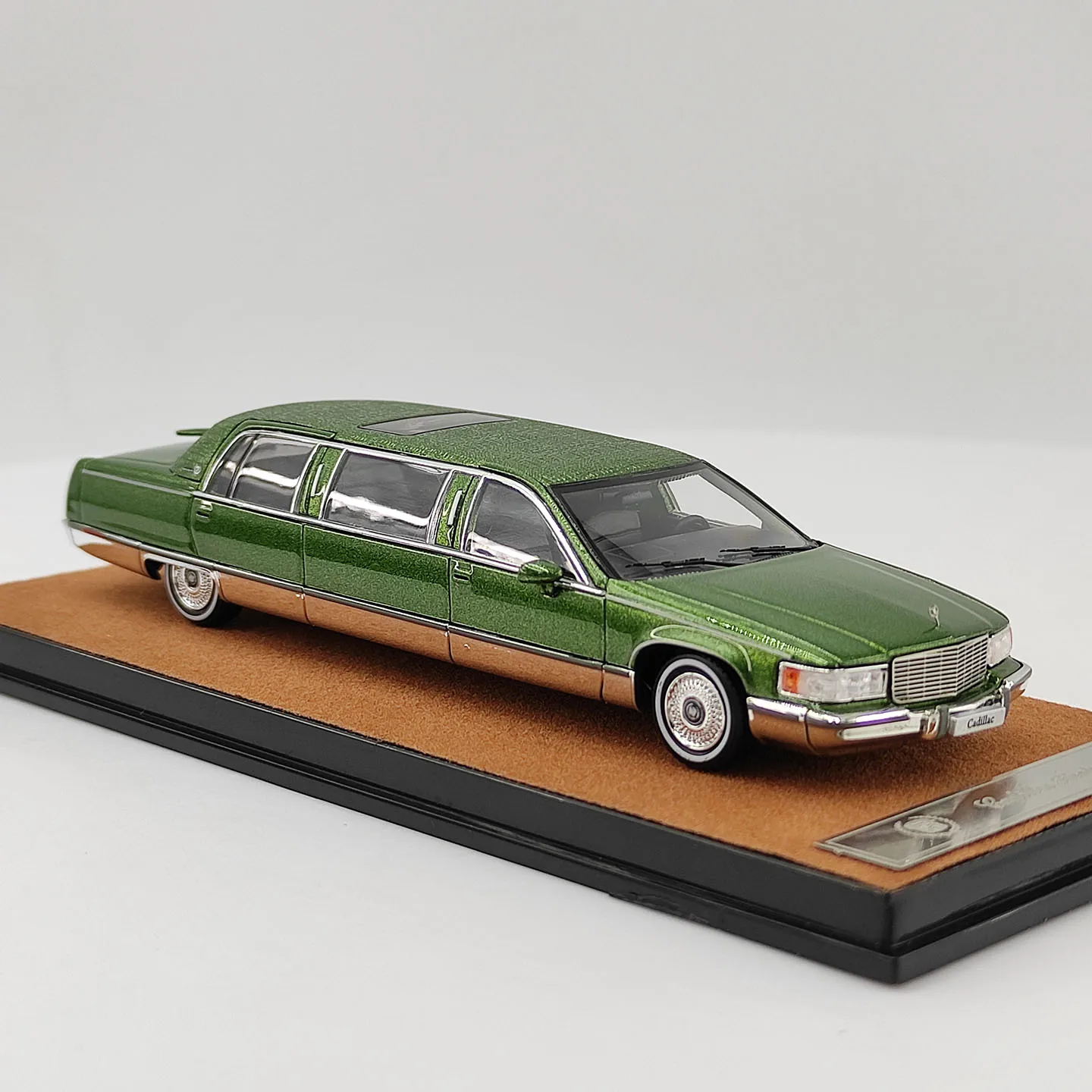 Фото Масштабная модель автомобиля Cadillac Wood Extended Edition Fleetwood из сплава, 1:64, Diecast Xiaoguang №5