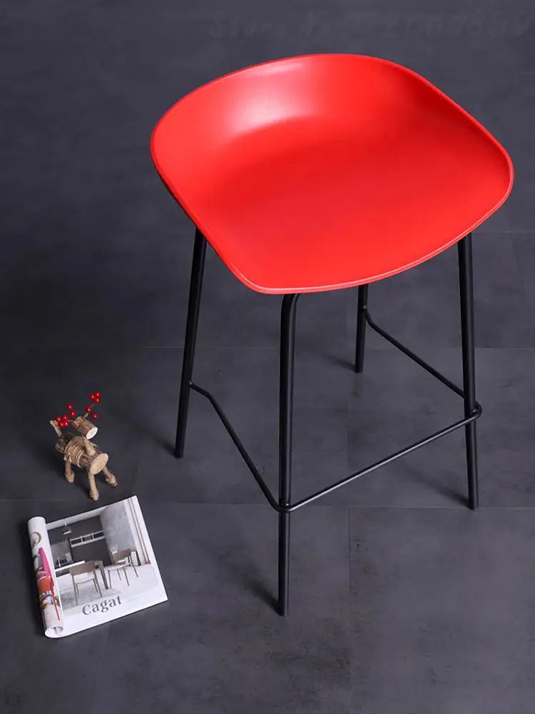 Барные стулья простые и технические нордические черно-белые высокие из железа