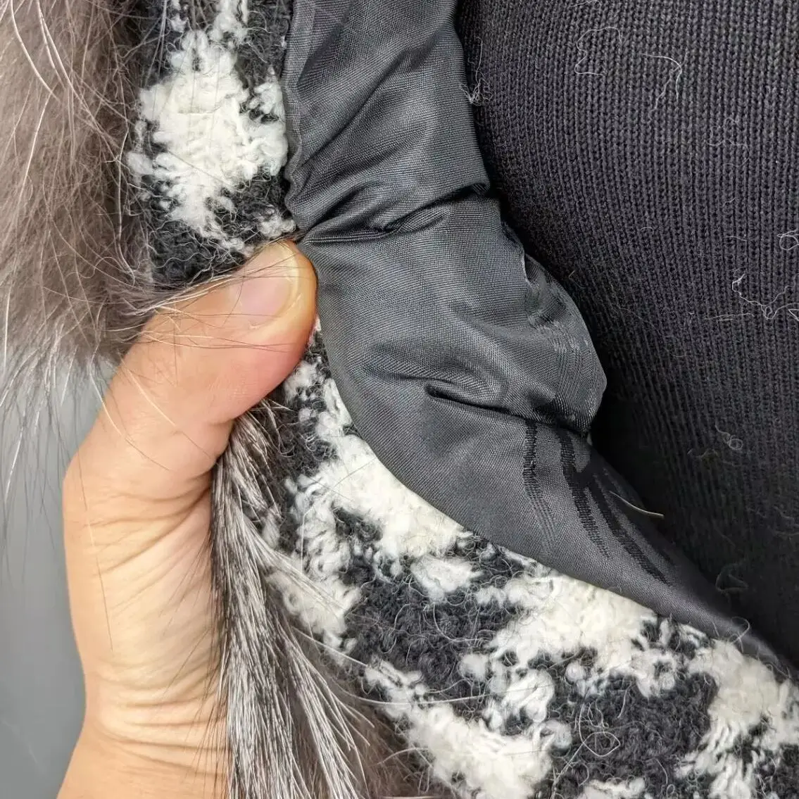 Короткая куртка из 100% шерсти с большим воротником и манжетами из серебристого лисьего меха, а также по низу с клетчатым узором, для зимы, модель B230606B. (art.: 3920dbe49562e) - 3920dbe49562e