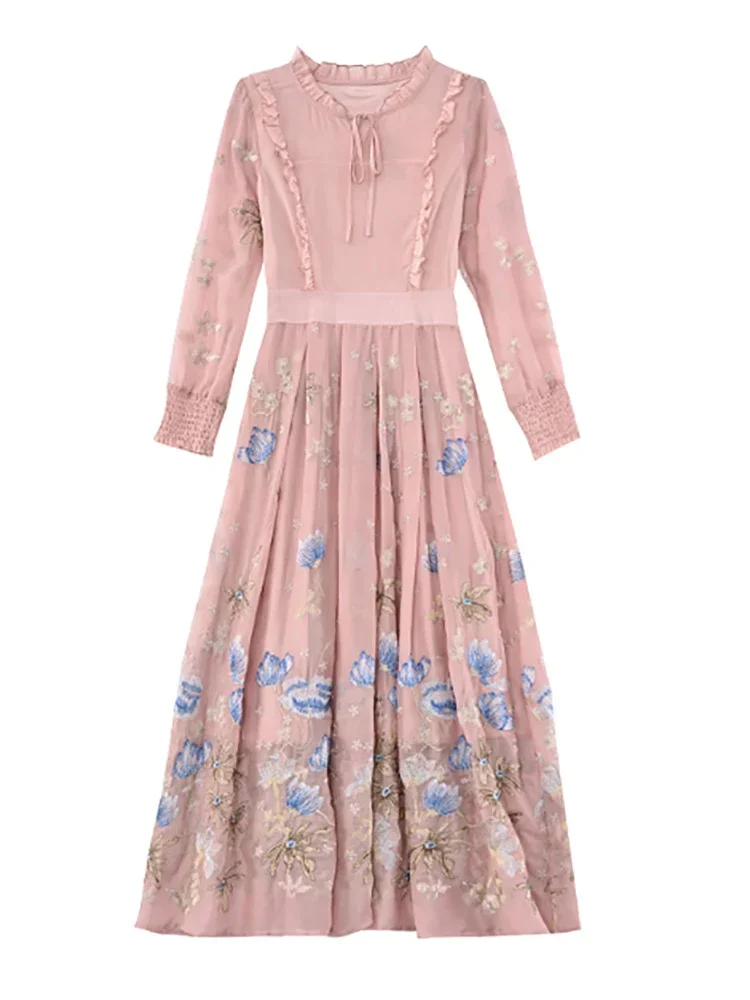 Женское платье с цветочной вышивкой и оборками на воротнике