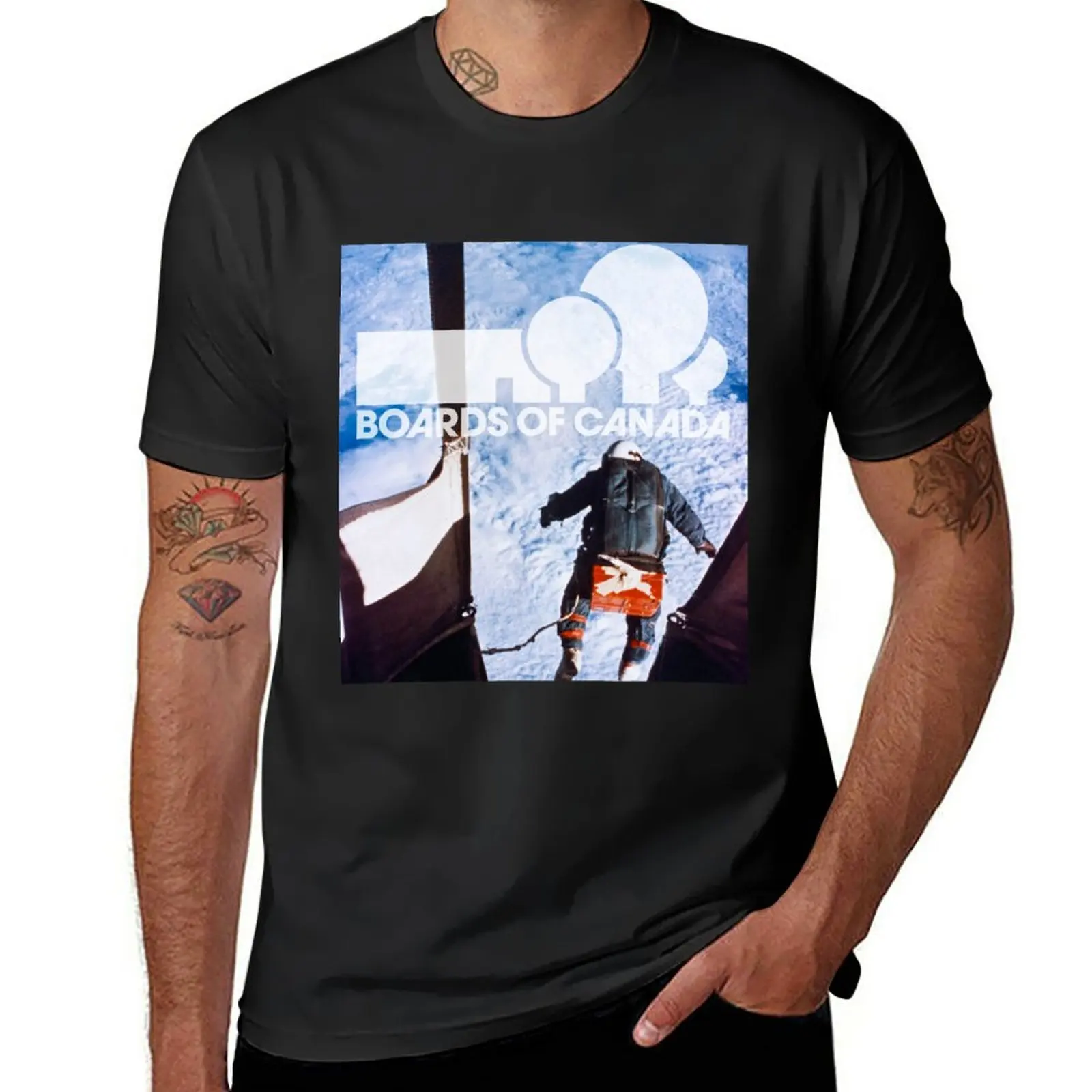 Новая футболка Dayvan Cowboy x John Kittinger белые футболки для мальчиков аниме одежда