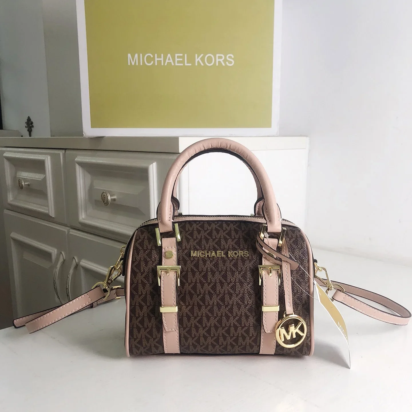 Фото Michael Kors 2026 Оригинальная классическая женская сумка MK в европейском и американском стиле, винтажная кожаная мини-сумка Boston с монограммой №3