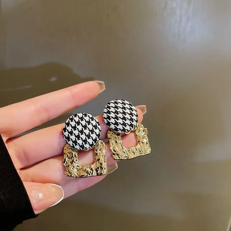 

Винтажные черно-белые шахматные дизайнерские серьги-гвоздики для женщин, элегантные Геометрические модные корейские черно-белые серьги