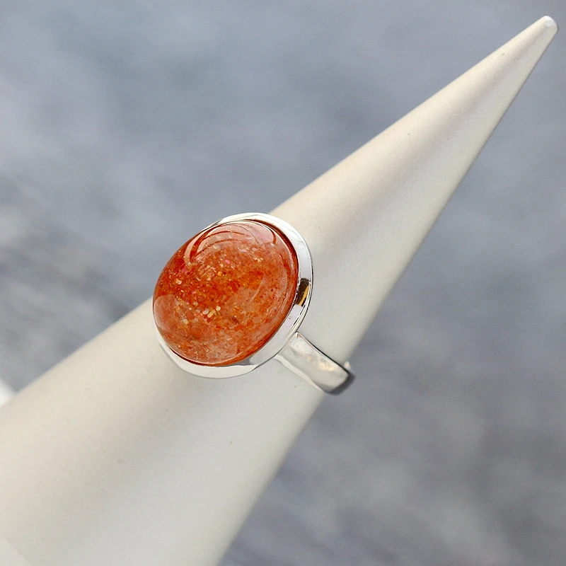 Оригинальное женское серебряное кольцо инкрустированное натуральным