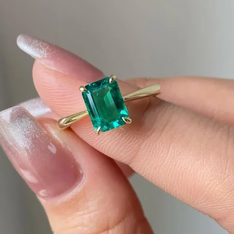 Кольца NovoPublic золотые с зеленым камнем для женщин